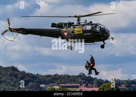 Soldaten ben Luftrettung durch österreichischen Hubschrauber Aérospatiale Alouette III Während der militärischen Übung „Quick Response 2016“ in Bosnien Stockfoto