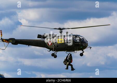 Soldaten ben Luftrettung durch österreichischen Hubschrauber Aérospatiale Alouette III Während der militärischen Übung „Quick Response 2016“ in Bosnien Stockfoto