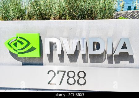 9. August 2019 Santa Clara / CA / USA - das NVIDIA-Logo und -Symbol am Eingang zum Firmengelände im Silicon Valley Stockfoto