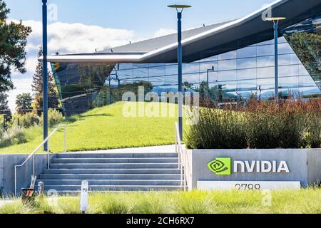 30. März 2020 Santa Clara / CA / USA - Eingang zum Bürogebäude von Nvidia Endeavour am Hauptsitz des Unternehmens im Silicon Valley; der NVI Stockfoto