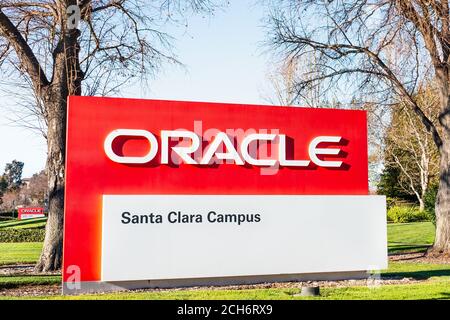 Februar 7, 2020 Santa Clara / CA / USA - Oracle Logo auf ihrem Campus im Silicon Valley; Oracle Corporation ist ein weltweit tätiges Computertechnologieunternehmen sp Stockfoto