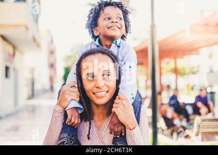 Glückliches Paar schwarz afrikanische Haut Menschen Mutter und Sohn jung Gemeinsam haben Sie Spaß und genießen Sie die Outdoor-Freizeitaktivitäten in Die Stadt - alleinerziehende Mutter mit beleuchtet Stockfoto