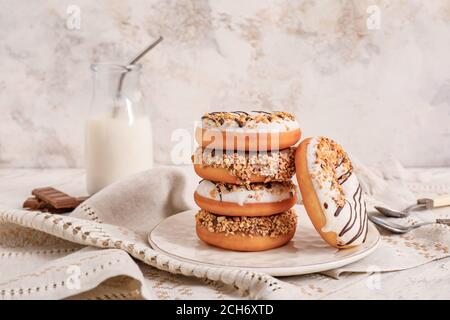 Komposition mit leckeren Donuts und Milch auf dem Tisch Stockfoto