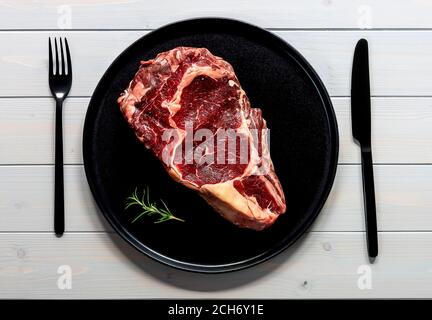 Roh Beef Rib Eye Steak. Bio-Fleisch auf dem Bauernhof. Stockfoto