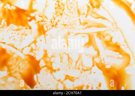 Orange dicke Marmelade Nieselregen, isoliert auf weißem Hintergrund. Mandarinmarmelade, Sanddornmarmelade, Topping Tropfen. Draufsicht. Stockfoto