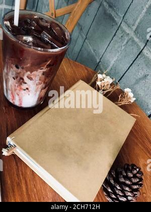 Glas Schokolade und leeres braunes Buch Stockfoto