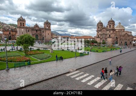 Die schöne Plaza de Armas in Cusco in Peru. Auf der linken Seite steht die Kathedrale von Cusco und auf der rechten Seite die Kirche der Gesellschaft Jesu. Stockfoto