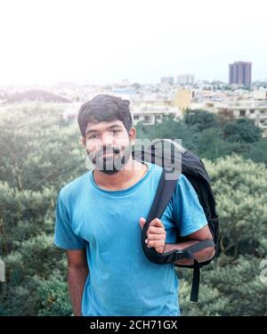 Indischer männlicher Student im Park Hintergrund Stockfoto