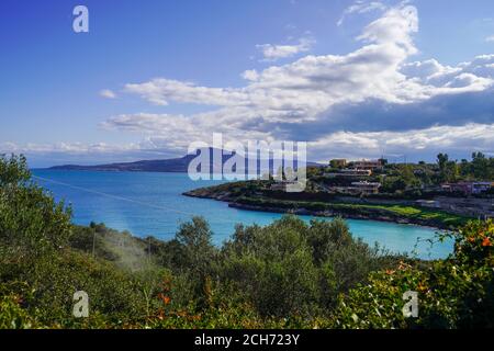 Dramatische Winterlandschaft auf Kreta, Griechenland. Das Mittelmeer im Hintergrund Stockfoto