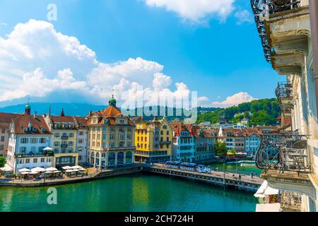 Stadt Luzern mit Brücke an einem sonnigen Tag in der Schweiz. Stockfoto