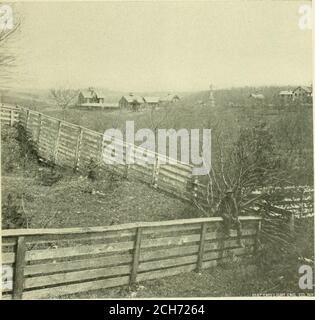 . Buch der Royal Blue . DIE IALLEY DER SHENANDOAH. Drei Meilen hinter Capon Road ist Strasburg Junction, das Ende des ersten Tals der Valley Division der Balti-more & Ohio Railroad und der Beginn der Southern Railway, die die Verbindungsverbindung für die nächsten vierzig Meilen nach Harrisonburg bildet. Dieser Zweig ist Mt. Jackson, zweiundzwanzig unterhalb der Straßburger Kreuzung, von wo aus eine Etappenfahrt von zwölf Personen zu den berühmten OrkneySprings und Shenandoah Alum Springs führt. Es gibt auch Chalybeat, Schwefel, Eisen und Arsen, was dieses Resort zu einem Gunsten unter Invaliden macht. Fünfzehn Stockfoto