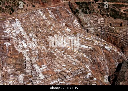 Die Maras Salzverdunstung Teiche im Heiligen Tal der Inkas in Peru. Die Teiche sind seit den Tagen der Inkas in Gebrauch. Stockfoto