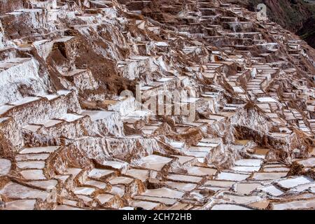 Die Maras Salzverdunstung Teiche im Heiligen Tal der Inkas in Peru. Die Teiche sind seit den Tagen der Inkas in Gebrauch. Stockfoto