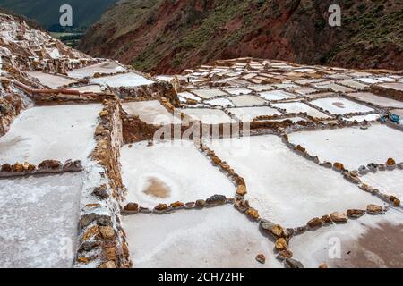 Die Maras Salzverdunstung Teiche im Heiligen Tal der Inkas in Peru. Die Teiche sind seit den Tagen der Inkas in Gebrauch. Stockfoto