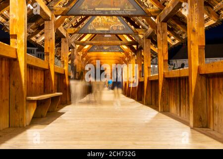 Menschen auf der Kapellbrücke in Motion Blur in Luzern, Schweiz. Stockfoto