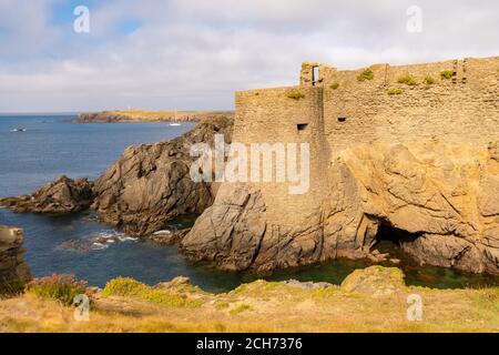 Yeu Insel in Frankreich, schöne Landschaft, die Ruinen der alten Burg auf dem Meer