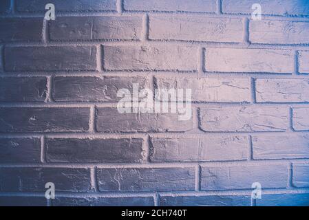 Ein Teil des Mauerwerks des Hauses ist blau gestrichen Stockfoto