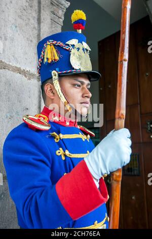 Eine ecuadorianische Wache steht im Dienst am Eingang zum Carondelet Palast in Quito in Ecuador. Carondelet Palace liegt gegenüber dem Independence Square Stockfoto