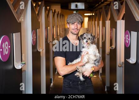 NUR FÜR REDAKTIONELLE VERWENDUNG Model David Gandy und sein Hund Dora bei der Eröffnung von Urban Mutts, dem ersten Hundeclub und Hotel in Großbritannien, der Londoner Haustieren und ihren Besitzern im Westfield London einen luxuriösen Service bietet. Stockfoto