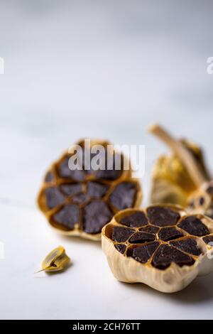 Schwarzer Knoblauch aus nächster Nähe Stockfoto