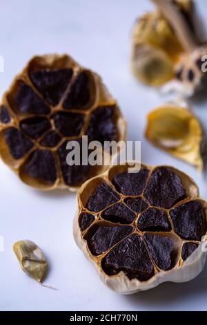 Schwarzer Knoblauch aus nächster Nähe Stockfoto