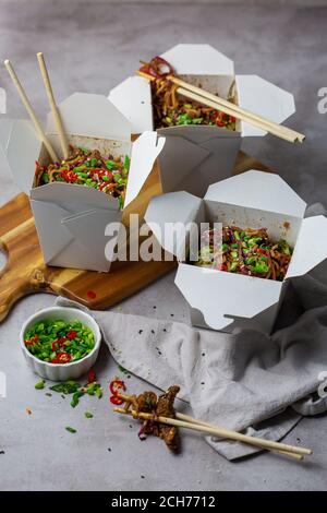 Hausgemachtes Chinesisches Take-Out Beef Chow Mein Stockfoto