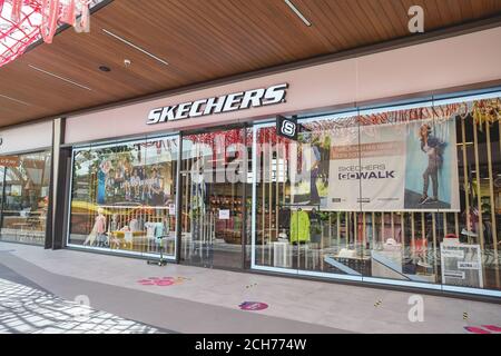 Samut Prakan, Thailand - 28. Juli 2020: Skechers Shop in Siam Premium Outlets Bangkok. Skechers ist ein amerikanischer Lifestyle und Performance Schuhe comp Stockfoto