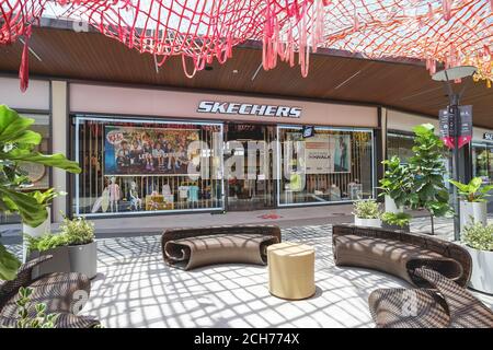 Samut Prakan, Thailand - 28. Juli 2020: Skechers Shop in Siam Premium Outlets Bangkok. Skechers ist ein amerikanischer Lifestyle und Performance Schuhe comp Stockfoto