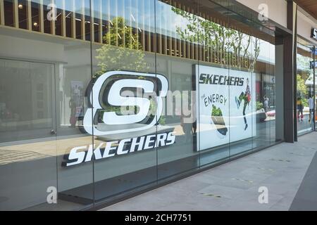 Samut Prakan, Thailand - 28. Juli 2020: Skechers Shop in Siam Premium Outlets Bangkok. Skechers ist ein amerikanischer Lifestyle und Performance Schuhe comp Stockfoto