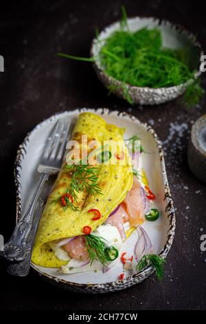 Omelette mit geräuchertem Lachsband und Frischkäse Stockfoto