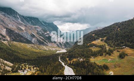 Panorama von einem alpinen Bergtal und Gipfeln. Hohe Berggipfel und ein Gletscher und Wasserfällen auf der italienischen Seite des Mont Blanc Massivs.