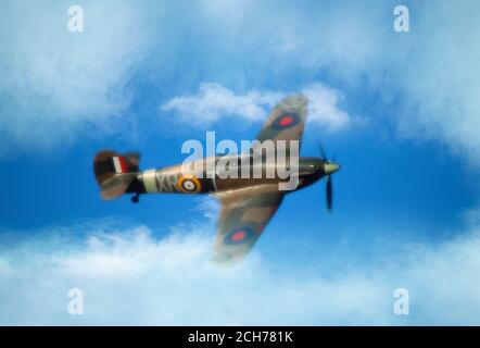 Hawker Hurrikan in den Wolken Stockfoto