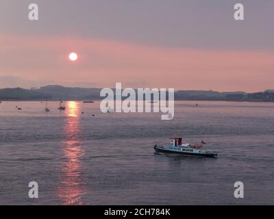 Cremyll-Fähre auf der Mündung von Hamoaze Tamar zwischen Plymouth Royal William Yard Devon und Mount Edgcumbe in Cornwall bei Sonnenuntergang Stockfoto