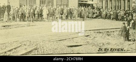 . Die Straßenbahn Überprüfung . #^:*:^. KRAFTHAUS PORTLAND CAMLE EISENBAHN. Der große Columbia Fluss, in den die Williamettefließt ein paar Meilen nördlich von Portland. Zu den Guss, fünfundsiebzig Meilen entfernt, wird der schneebedeckte Mt gesehen.Hood, der eine Höhe von 11,934 Fuß über thelevel des Meeres erreicht, und zum Nordosten, bei ungefähr dem Samedistance, Mt. St. Helens, 12,000 Fuß hoch, und Mt.Adams 9.570 Fuß, sind deutlich sichtbar. Die Natur bietet neinschöneres oder abwechslungsreicheres Bild, als man von Portland Heights aus einen tollen Blick genießen kann. Es war ein glücklicher Gedanke, in der Tat, an die Projektoren der Ca Stockfoto