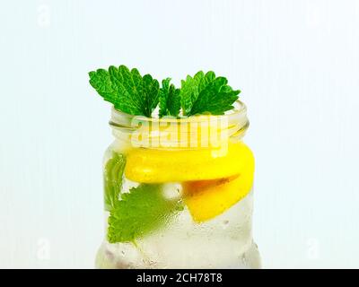 Infundiert Detox Wasser mit Orange und Minze. Eisgekühlter Sommercocktail oder Limonade im Glas Stockfoto