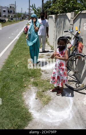 Dehradun, Uttarakhand/Indien - September 06 2020: Mädchen Kind trägt Gesichtsmaske. Stockfoto