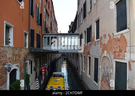 Venedig, Italien 02 12 2017: venezianisches Ambulace Boot auf Kanal einzigartigen Transport Notfall Stockfoto