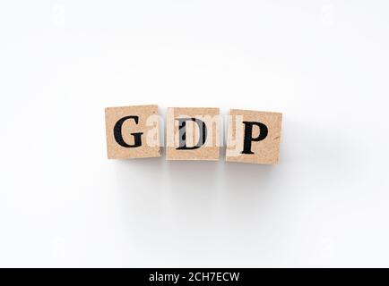 Ein Holzblock mit dem Wort GDP darauf geschrieben Auf weißem Hintergrund Stockfoto