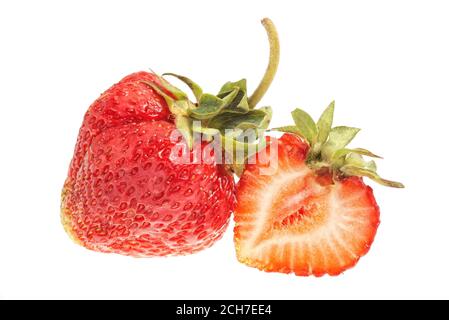 Ganze und schneiden frische reife Erdbeeren mit grünen Stiel isoliert Auf Weiß Stockfoto