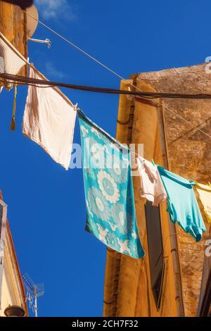 Handtücher hängen an einer Wäscheleine in der Altstadt von Korfu Stockfoto