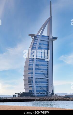 Dubai, Vereinigte Arabische Emirate – Blick auf das Burj Al Arab Hotel vom Jumeirah Beach. Burj Al Arab ist eines der Wahrzeichen Dubais, und eines