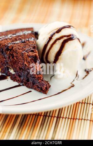 Fudge Kuchen mit Vanilleeis (selektiver Fokus) Stockfoto
