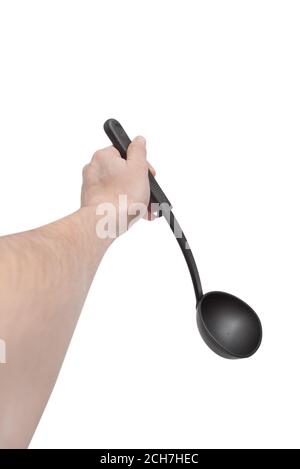 Männliche Hand hält schwarze Suppenkelle isoliert auf weiß mit Selektiver Fokus Stockfoto