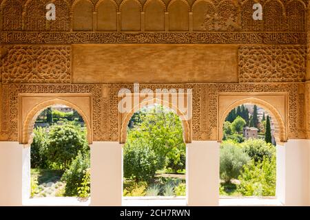 Granada, Spanien -22 Aug 2020- Arabisches Fenster in der Alhambra Stockfoto