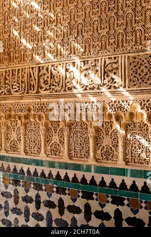 Granada, Spanien -22 Aug 2020-Detail einer Mauer mit muslimischen Epigraphen und Inschriften in der Alhambra Stockfoto