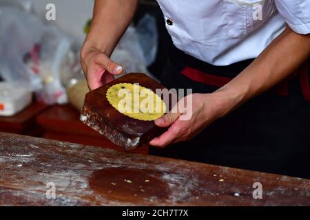 (200914) -- ZHENGZHOU, 14. September 2020 (Xinhua) -- Zhang Xu formt Mooncakes, um sie für das Backen in der Mooncake Bäckerei Jingshengchang im Bezirk Xiayi, Shangqiu, zentralchinesische Provinz Henan, 13. September 2020 vorzubereiten. Im Alter von 31 Jahren ist Zhang Xu bereits Küchenchef von Jingshengchang, einer 1860 gegründeten Mondkuchen-Bäckerei in Henan. Die in Jingshengchang hergestellten Mooncakes zeichnen sich durch ihre knusprigen Krusten und ihre großzügige Füllung aus, gepaart mit einer akribischen Menge an Backwaren-Fertigkeiten, die Zhang seit dem Abitur 2007 zu erlernen begonnen hatte. "Unsere Backwaren sind ein großer Schatz", Stockfoto