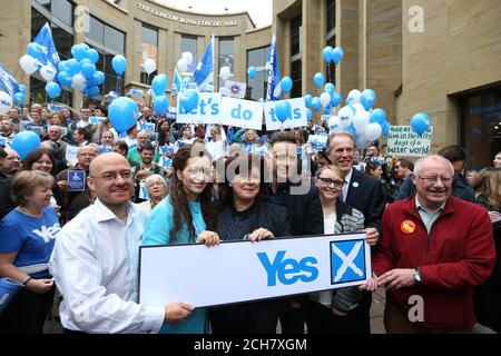 Ja Unterstützer (von links) der Führer der schottischen Grünen Patrick Harvie, Tasmina Ahamed von Yes Scotland, Schauspielerin Elaine C Smith, Sängerin Ricky Ross, Sarah Jane Walls von Yes Scotland, Blair Jenkins, Vorstandsvorsitzender von Yes Scotland, und Dennis Canavan, Vorsitzender von Yes Scotland, bei einer Kundgebung vor der Glasgow Concert Hall vor dem schottischen Unabhängigkeitsreferendum, das morgen stattfindet. Stockfoto