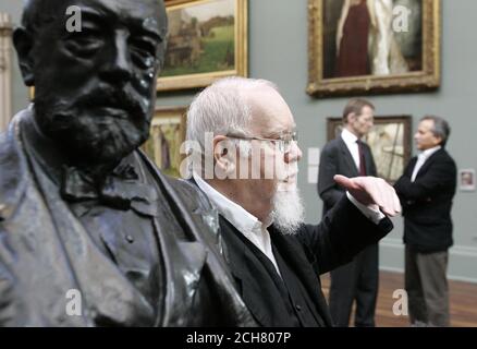 Künstler Sir Peter Blake Pose mit einer Büste von Sir Henry Tate während einer Fotozelle zum Start von Eine neue Initiative zur Erhaltung und Entwicklung der Sammlung statt Von Tate im Namen der Nation mit einer Verpflichtung Bedeutende Werke bei der Tate Britain in London Stockfoto