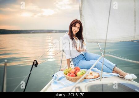 Frau mit einem Glas Champagner auf der Yacht Stockfoto