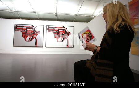 A Woman blickt auf GUN 1981 Acryl und Siebdruck auf zwei Leinwänden, Teil der Andy Warhol Ausstellung in der Tate Gallery, Liverpool. Stockfoto